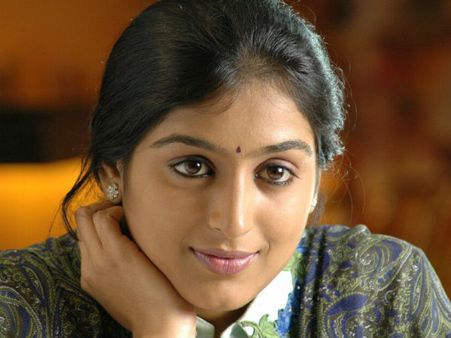 ഫോട്ടോ എടുക്കാന്‍ ശ്രമിച്ച പെണ്‍കുട്ടിയുടെ ഫോണ്‍ പത്മപ്രിയ തട്ടിപ്പറിച്ചു, വീഡിയോ കാണൂ