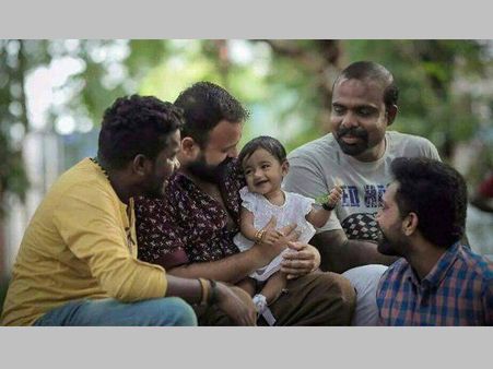 കുഞ്ചാക്കോ ബോബന്റെ മടിയിലിരിക്കുന്ന ക്യൂട്ട് ബേബിയെ കണ്ടോ, കണ്ണെടുക്കാന്‍ തോന്നുന്നില്ല,ചിത്രം കാണൂ