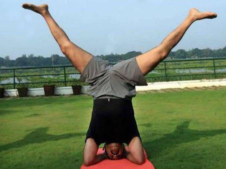 ഒന്നല്ല പത്തു പുലിമുരുകന്‍ ചെയ്യാനും ലാലേട്ടനു കഴിയും, യോഗാദിനത്തിലെ ഫോട്ടോ വൈറലാവുന്നു !!