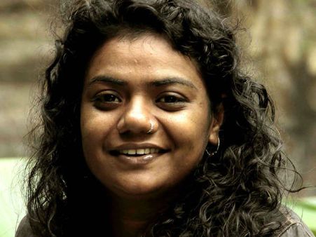 കൂടെ കിടക്കാന്‍ വിളിച്ച സംഗീത സംവിധായകന്റെ കരണത്തടിച്ചു, നിറം അതിന് പ്രശ്‌നമല്ല എന്ന് രശ്മി സതീഷ്