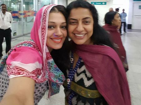 ഈ കെട്ടിപ്പിടിത്തത്തില്‍ എണ്‍പതുകള്‍ മുതലുള്ള സ്‌നേഹവും സൗഹൃദവുമുണ്ട്, സൂപ്പര്‍താരങ്ങളുടെ നായികമാര്‍