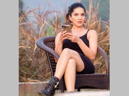 സണ്ണി ലിയോണിന്റെ ഫോട്ടോ കണ്ട് ആരാധകരും ഞെട്ടി!ഈ ചിത്രത്തിന് ആരെങ്കിലും ഒരു തലക്കെട്ട് കൊടുക്കാമോ?