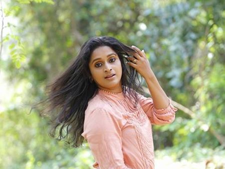 'കണ്ടില്ലെങ്കില്‍ കണ്ടോളി കണ്ടോല് പറഞ്ഞോളി ഈ ജീവി എന്താണെന്ന്'സുരഭിയ്ക്ക് കിട്ടിയത് കിടിലന്‍ സമ്മാനം