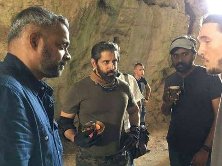 ഇതാണ് പുതിയ ലുക്ക്, ധ്രുവനക്ഷത്രത്തിലെ വിക്രത്തിന്റെ ലുക്ക്!!! സോഷ്യല്‍ മീഡിയയില്‍ വൈറലാകുന്നു!