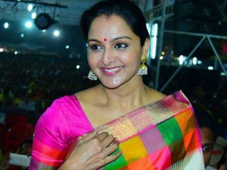 ദിലീപ് വിവാദം തുടരുന്നതിനിടെ പ്രതികരിക്കാതെ മഞ്ജു വാര്യര്‍ വിദേശത്തേക്ക് !