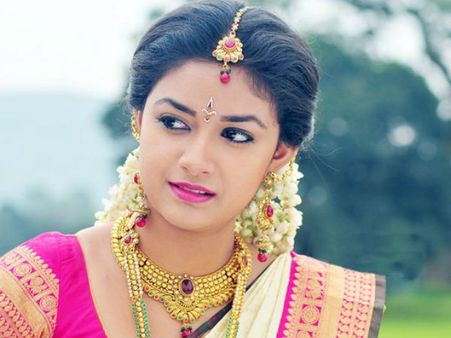 അമ്മൂമ്മയെ ഞെട്ടിച്ച് കീര്‍ത്തി സുരേഷ്, ഷൂട്ടിങ്ങിനിടയില്‍ ലൊക്കേഷനിലെത്തി !!