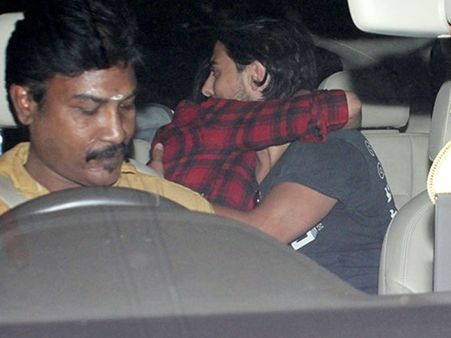 കാറിനുള്ളില്‍ നിന്നും കാമുകനെ കെട്ടി പുണരുന്ന താരപുത്രിയായ നടിയുടെ ചിത്രങ്ങള്‍ വൈറലാവുന്നു!