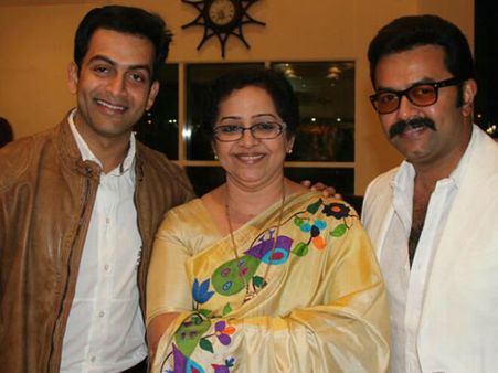 ഇന്ദ്രജിത്തും പൃഥ്വിരാജും ഇന്നും മനസ്സില്‍ കൊണ്ടു നടക്കുന്ന മോഹത്തെക്കുറിച്ച് മല്ലിക സുകുമാരന്‍ !!