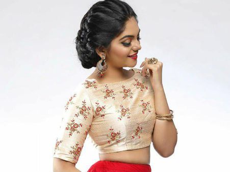 ഗ്ലാമറസായി മറ്റൊരു താരപുത്രി കൂടി! നിവിന്‍ പോളിയുടെ നായികയായ അഹാനയുടെ ചിത്രങ്ങള്‍ കാണാം!!