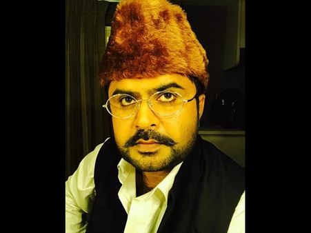 ആമി വീണ്ടും വിവാദത്തിലേക്ക്!അനുപ് മേനോന്റെ ലുക്ക് പ്രമുഖ രാഷ്ട്രീയ നേതാവിന്റെ ലുക്ക് കോപ്പിയടിച്ചതോ?