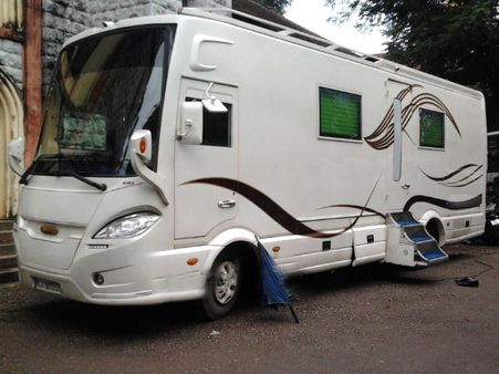 അമ്മയുടെ മീറ്റിങ് കഴിഞ്ഞിറങ്ങുമ്പോഴേക്കും കാരവാന്‍ ഇന്‍സ്‌പെക്ടര്‍ പൊക്കി, പ്രമുഖ നടന് കിട്ടിയ പണി