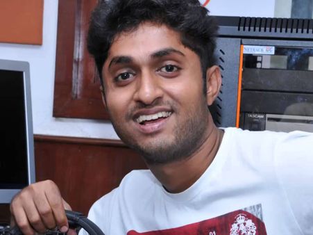 അച്ഛനെ പേടിച്ച് നാട് വിട്ടതാണ് തന്റെ സിനിമ ജീവിതത്തിന് തുടക്കം കുറിച്ചതെന്ന് ധ്യാന്‍ ശ്രീനിവാസന്‍!!