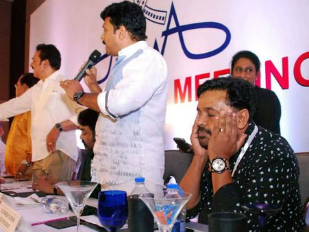 ഈ ബഹളമൊക്കെ നടക്കുമ്പോള്‍ ദിലീപിന്റെ എക്‌സ്പ്രഷന്‍ ദേ ദിങ്ങനെ; എല്ലാം കഴിഞ്ഞിട്ട് പറയണേ...