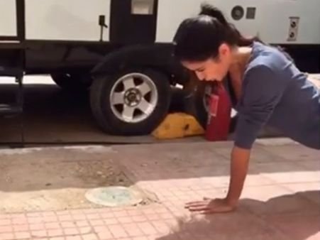 രണ്ടുകൈയും നിലത്ത് കുത്താതെ പുഷ് അപ് എടുത്ത് ആരാധകരെ ഞെട്ടിച്ച് കത്രീന കൈഫ്! വീഡിയോ വൈറലാവുന്നു!!!