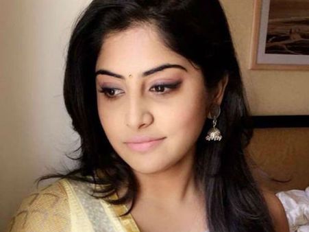 ധനുഷിന്റെ 'സഹോദരനുമായി' മഞ്ജിമ പ്രണയത്തില്‍, ഒരുമിച്ചുള്ള യാത്ര.. കോഫി ഡേ.. എന്താ ഇതൊക്കെ?