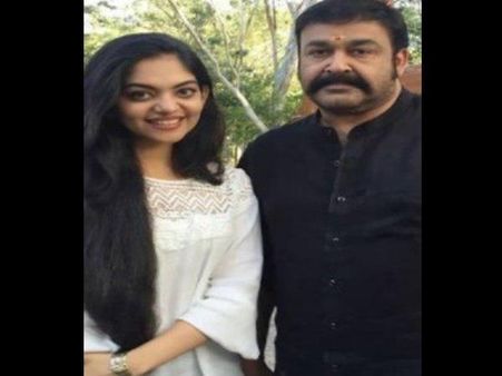 മോഹന്‍ലാലിനോടൊപ്പം സെല്‍ഫിയെടുക്കാനായി അച്ഛനെ കാണാനെത്തിയ അഹാന, ഫോട്ടോ വൈറലാവുന്നു !