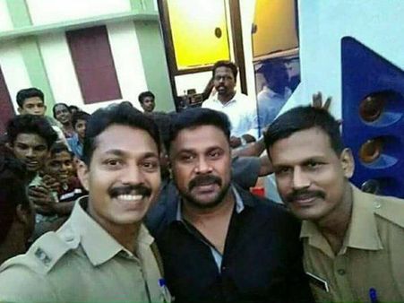 പോലീസുകാര്‍ക്കൊപ്പം ദിലീപിന്‍റെ സെല്‍ഫി, പ്രചരിച്ച ചിത്രത്തിന് പിന്നിലെ സത്യം ഇതാണ് !