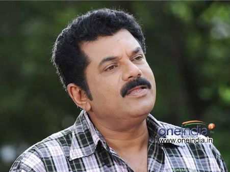 നിവിന്‍ പോളി ചിത്രത്തിലെ മുകേഷിന്റെ പിന്മാറ്റത്തിന് പിന്നില്‍??? പകരക്കാരനോ 'കട്ട ദിലീപ് ഫാൻ?