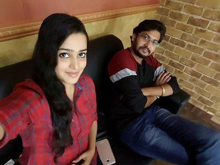 ഉദ്ഘാടനത്തിനിടയിലെ കൂടിക്കാഴ്ച, വിഷ്ണുവിനെ കണ്ടുമുട്ടിയതിനെക്കുറിച്ച് സംസ്കൃതി ഷേണോയ് !!