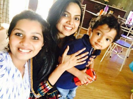 സംവൃത തടിച്ചോ മെലിഞ്ഞോ എന്നറിയണ്ടേ.. ദേ നോക്കൂ.. കുഞ്ഞ് വലുതായിട്ടുണ്ട് !!