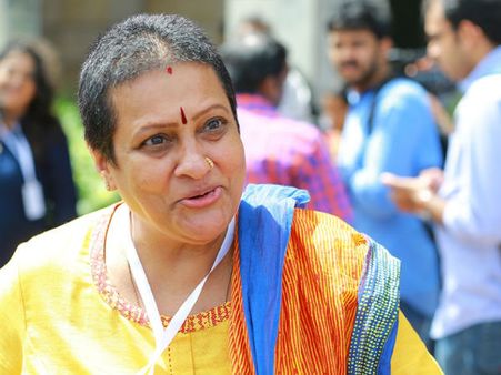 ഇതെന്ത് കോലം, സീമയ്ക്കെന്ത് പറ്റി, മുടി എവിടെ; അമ്മയുടെ യോഗത്തിന് വന്ന സീമയെ കണ്ട് എല്ലാവരും ഞെട്ടി!