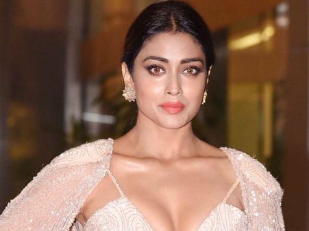 എല്ലാ സ്ത്രീകളെയും പോലെ എനിക്കും മുഖക്കുരുവും ആര്‍ത്തവവുമുണ്ട്, സൗന്ദര്യ രഹസ്യത്തെ കുറിച്ച് ശ്രിയ