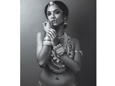 ഹെയര്‍സ്‌റ്റൈല്‍കൊണ്ട് സ്തനങ്ങളെ ഒളിപ്പിക്കാന്‍ ബുദ്ധിമുട്ടി, സോഷ്യല്‍ മീഡിയയില്‍ വൈറലാകുന്നു