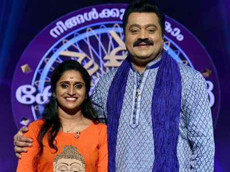 സുരേഷ് ഗോപിയെ ഇരുത്തി, സുരേഷ് ഗോപിയെ അനുകരിച്ച സുരഭി, പാത്തു ആരാ മോള്‍ !!