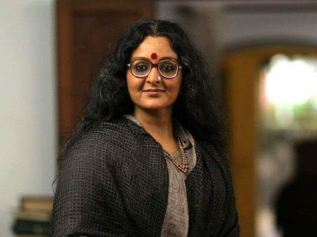 കുത്തിനിറച്ച തടി, പൊതിഞ്ഞുടുത്ത സാരി.. മഞ്ജു വാര്യരുടെ ഈ ചിത്രങ്ങള്‍ക്ക് കണ്ടിട്ട് എന്ത് തോന്നുന്നു?