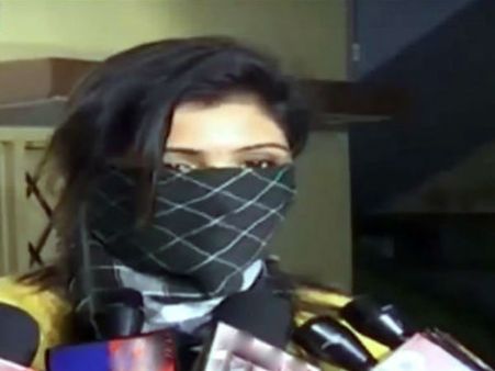 പ്രമുഖ സംവിധായകനും നടനും ഓടുന്ന കാറില്‍ പീഡിപ്പിച്ചു എന്ന് പെണ്‍കുട്ടി, രക്ഷപ്പെട്ടത് എങ്ങിനെ?