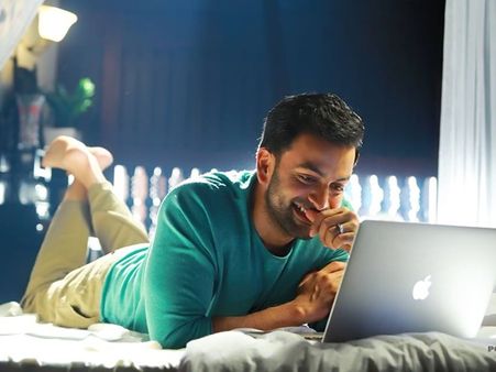 ഓണത്തിന് മമ്മുട്ടിയ്ക്കും മോഹന്‍ലാലിനും പൃഥ്വിരാജ് വെല്ലുവിളിയായി മാറുമോ? പിന്നില്‍ വലിയ കാരണമുണ്ട്!