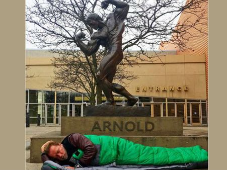 സൂപ്പര്‍ താരങ്ങള്‍ക്കൊരു പാഠം! സ്വന്തം പ്രതിമയ്ക്ക് താഴെ തെരുവില്‍ കിടന്നുറങ്ങിയ സൂപ്പര്‍ സ്റ്റാര്‍?