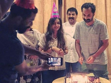 പിറന്നാള്‍ ഫഹദിന്, കേക്ക് മുറിച്ചതും ഫഹദ്, 'കിരീടം' നസ്‌റിയയുടെ തലയില്‍; ഫോട്ടോ കാണാം...