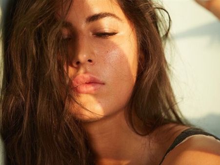 ചേമ്പിന്‍ തണ്ട് വാടുന്നത് പോലെ കത്രീന കൈഫിന്റെ ലൊക്കേഷന്‍ ചിത്രങ്ങള്‍! കാരണം ഇതാണ്!!