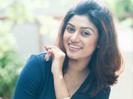 എന്റെ സിനിമ നന്നായില്ലെങ്കില്‍ നിങ്ങള്‍ കാറിത്തുപ്പിക്കൊള്ളൂ, ആരവിനോട് ഇപ്പോഴും പ്രണയം; ഓവിയ