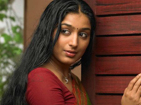 പീരീഡ്‌സിനെ കുറിച്ച് എനിക്ക് മോഹന്‍ലാലിനോടും മമ്മൂട്ടിയോടും പറയാന്‍ കഴിയുമോ, പത്മപ്രിയ ചോദിക്കുന്നു