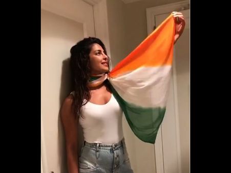 മോദിയുടെ മുന്നില്‍ ഇറക്കം കുറഞ്ഞ വസ്ത്രം ധരിച്ച പ്രിയങ്ക ദേശീയ പതാകയെ വസ്ത്രമാക്കിയോ?