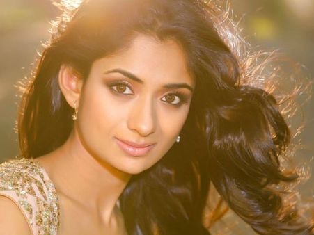 ഒരേ ഒരു മലയാളം സിനിമ കണ്ടു, അതിലെ നടന്റെ ആരാധികയായി, കട്ട നിവിന്‍ ആരാധികയായ ഈ സുന്ദരി ആരാണ്?