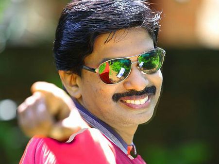 ബ്ലൂവെയില്‍ കളിച്ച് മരിക്കാതെ എന്റെ സിനിമകള്‍ കണ്ടുകൂടെ എന്ന് സന്തോഷ് പണ്ഡിറ്റ്