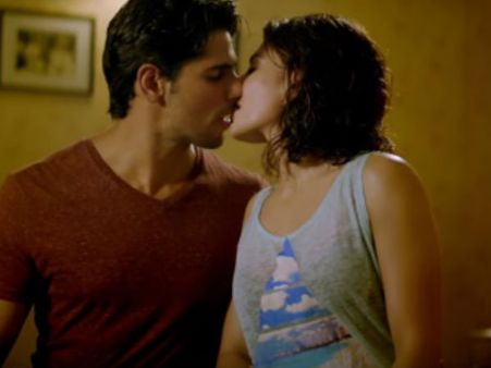 സംവിധായകന്‍ കട്ട് പറഞ്ഞിട്ടും സിദ്ധാര്‍ത്ഥും ജക്കലിനും നിര്‍ത്തിയില്ല,അവര്‍ ആ ലിപ് ലോക്കില്‍ മുഴുകി!