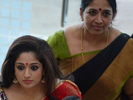 എന്ത് ചെയ്യണം എന്നറിയാത്ത അവസ്ഥയിലാണ് കാവ്യ, കാവ്യയുടെ അമ്മയും പാവമാണ്; സുരേഷ് കുമാര്‍ പറയുന്നു