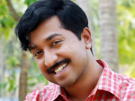 ആന അലറലോടലറല്‍.. ആന അലറലോടലറല്‍.. ആന അലറലോടലറല്‍.. വിനീത് വെള്ളം കുടിക്കും !!