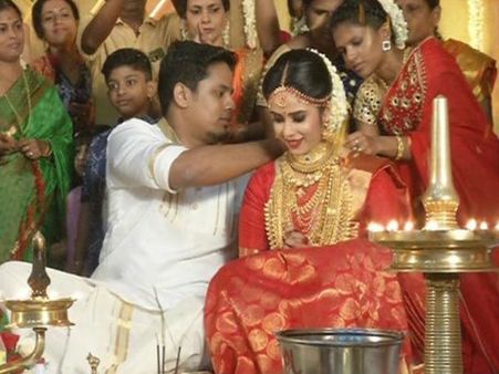 മേനകയ്ക്കും സുരേഷ് കുമാറിനുമൊപ്പം നവവധുവായി പാര്‍വതി രതീഷ്, വിവാഹ വീഡിയോ ടീസര്‍ വൈറല്‍!