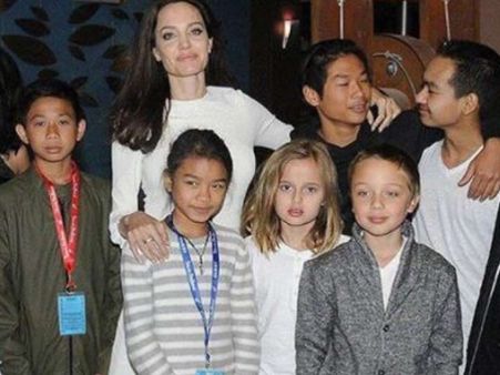 ആദ്യം കൊന്നത് എന്റെ അച്ഛനെയാണ്! ആഞ്ജലീനയുടെ സിനിമ കാണാന്‍ ആറ് മക്കളും ഒന്നിച്ചെത്തി!!