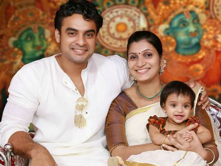 അച്ഛന്‍ സ്‌റ്റേജിലുണ്ടല്ലോ പിന്നെന്താ, ടോവിനോയുടെ മകളുടെ കുസൃതി, വീഡിയോ വൈറല്‍, കാണൂ!