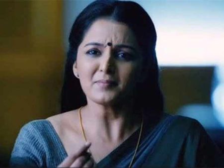 മഞ്ജുവാര്യര്‍ ആരെയാണ് ഭയക്കുന്നത്? ജയിലില്‍ കിടക്കുന്ന ദിലീപിനേയോ, പുറത്തുള്ള ഫാന്‍സിനേയോ?