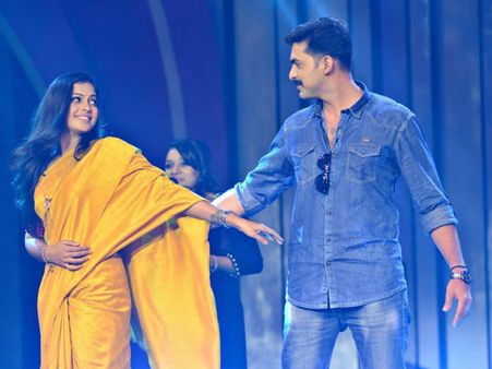 നമ്പറൊക്കെ ചോദിച്ച് ആരാധികമാര്‍ വിളിക്കാറുണ്ട്, പക്ഷെ 'പൃഥ്വിരാജിന്' പ്രണയം അനുശ്രീയോട്!!