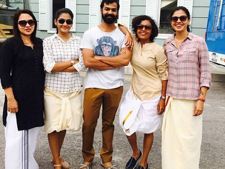 ആദിയുടെ ലൊക്കേഷനില്‍ പെണ്ണുങ്ങളുടെ ഫ്ലാഷ് മോബ്! ഇങ്ങനെയും ഓണം ആഘോഷിക്കാമോ?
