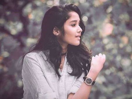 മമ്മൂട്ടിയുടെ മകളാണോ ഇത്.. അങ്ങ് ഗ്ലാമറായല്ലോ.. കാവ്യയുടെ ലിസ്റ്റിലേക്ക് ഇനി അനിഖയും!