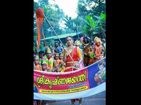 താരജാഡയില്ലാതെ നാട്ടിന്‍ പുറത്തുകാരിയായ ഒരേ ഒരു നടി അനുശ്രീയാണ്! ശോഭയാത്ര ചിത്രങ്ങള്‍ വൈറല്‍!!